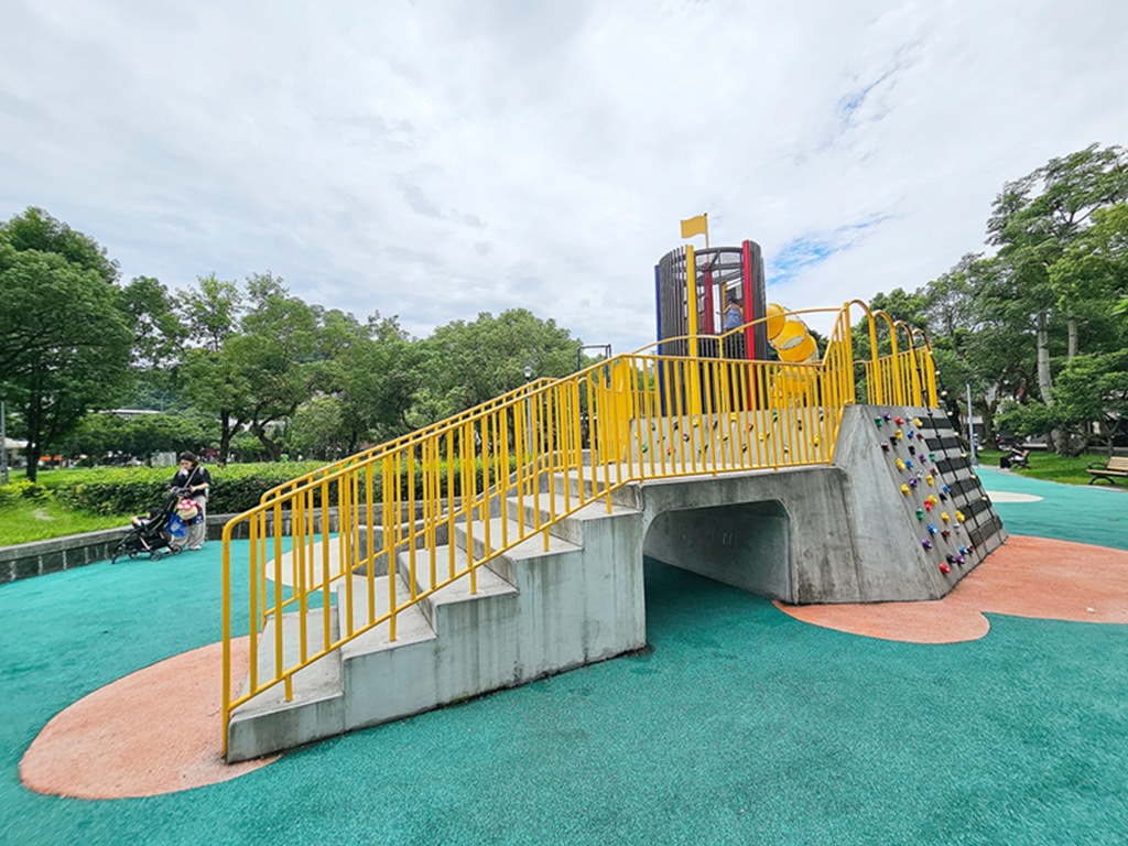【台北特色公園】消防防災塔遊戲場~文山景華公園｜高塔滑梯＋旋轉飛輪＋鞦韆區｜景美站親子放電綠地