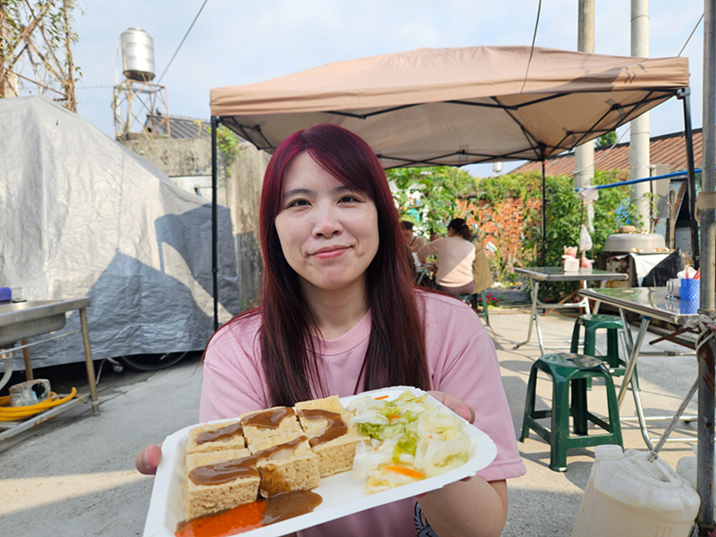 【屏東小吃美食】屏東內埔轉角美食~彎道厝臭豆腐·大腸麵線｜在地人推薦經典小吃組合｜台式銅板美食