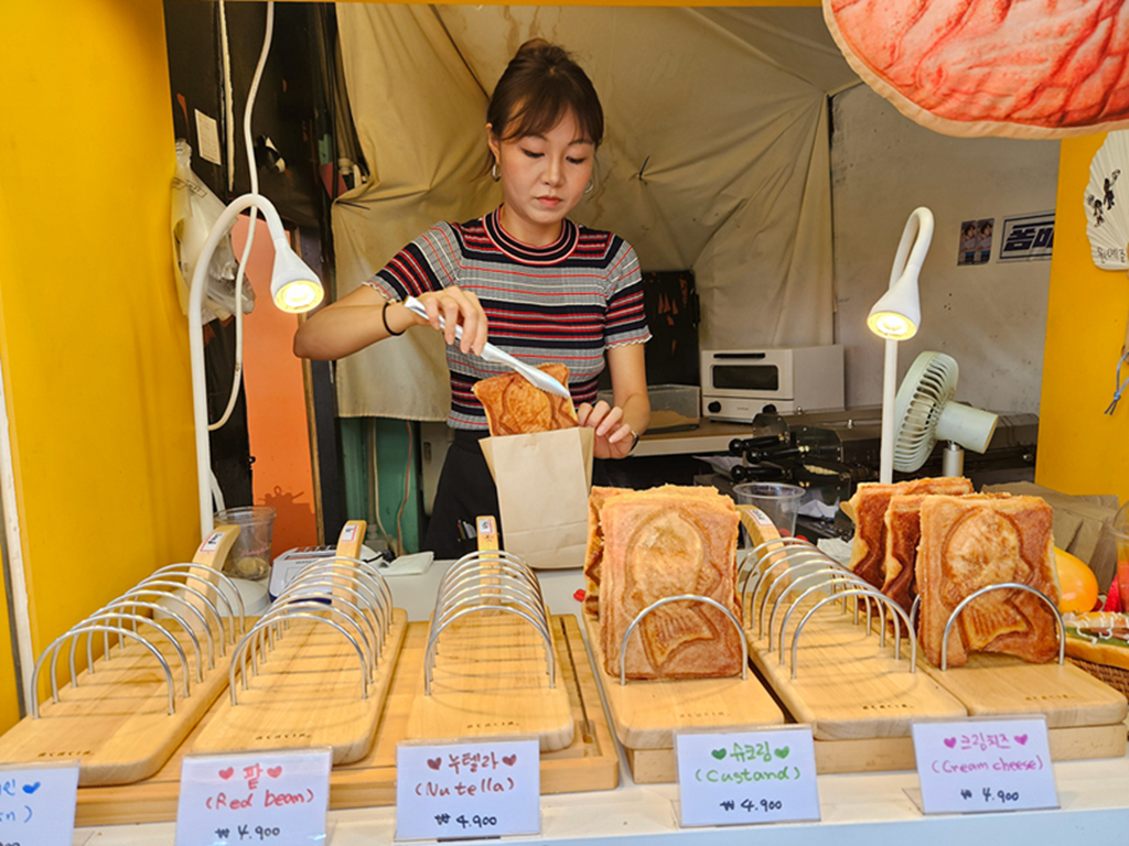 【韓國釜山美食】韓國在地人也愛的市場美食~釜山海雲台傳統市場｜炸物、蒸餃、在地小吃一路吃不停｜蜂巢冰淇淋+鯛魚燒｜爐紅餃子刀削麵