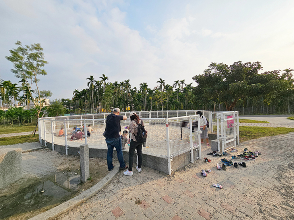 【屏東特色公園】8米高客家迷宮遊具~竹田共融遊戲場｜6.5米溜滑梯｜半日遊輕旅行｜搭火車就能玩