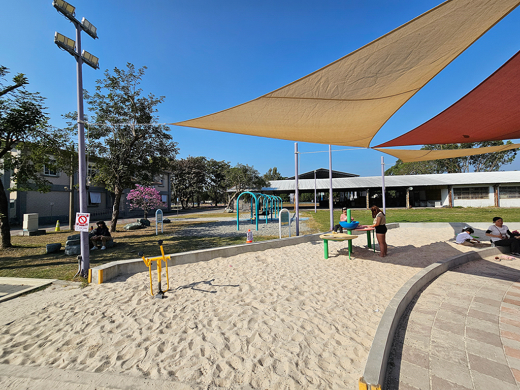 【屏東特色公園】客家樹屋編織遊戲場~佳冬共融遊戲場(佳冬國小)｜11米高塔溜滑梯｜沙坑挖土機+多元鞦韆區｜藏在校園裡的放電秘境