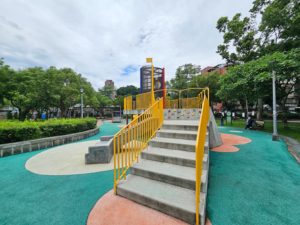 【台北特色公園】消防防災塔遊戲場~文山景華公園｜高塔滑梯＋旋轉飛輪＋鞦韆區｜景美站親子放電綠地