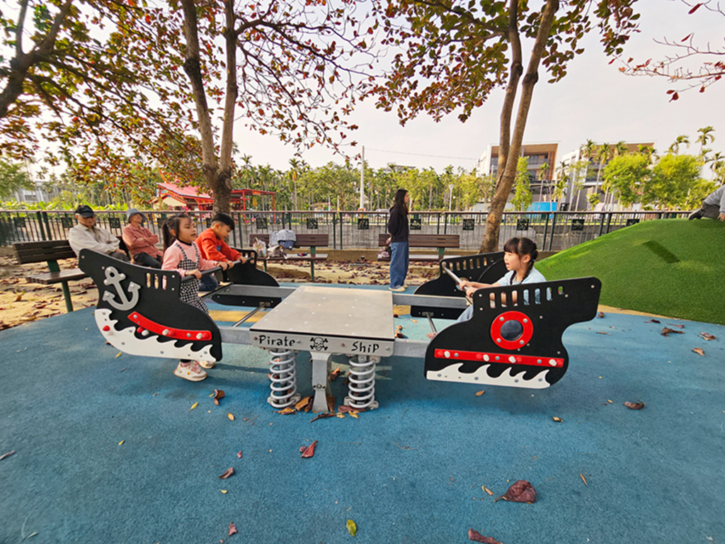 【屏東特色公園】雙座攀爬溜滑梯~內埔龍頸溪溪畔公園｜3D彩繪地景｜景觀台＋夜間光影｜鯨魚攀爬架＋草坡遊戲區