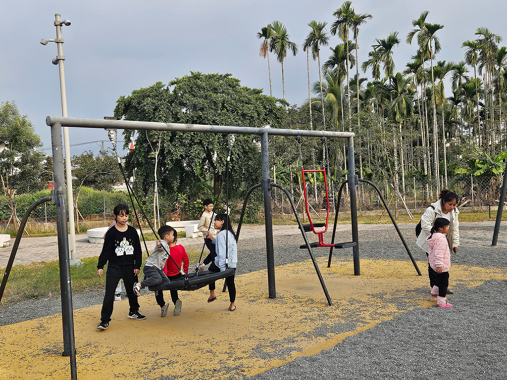 【屏東特色公園】8米高客家迷宮遊具~竹田共融遊戲場｜6.5米溜滑梯｜半日遊輕旅行｜搭火車就能玩