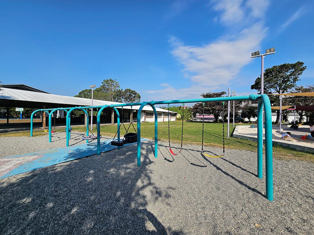 【屏東特色公園】客家樹屋編織遊戲場~佳冬共融遊戲場(佳冬國小)｜11米高塔溜滑梯｜沙坑挖土機+多元鞦韆區｜藏在校園裡的放電秘境