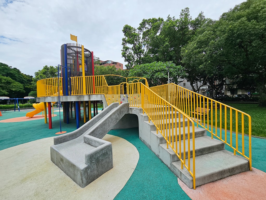 【台北特色公園】消防防災塔遊戲場~文山景華公園｜高塔滑梯＋旋轉飛輪＋鞦韆區｜景美站親子放電綠地