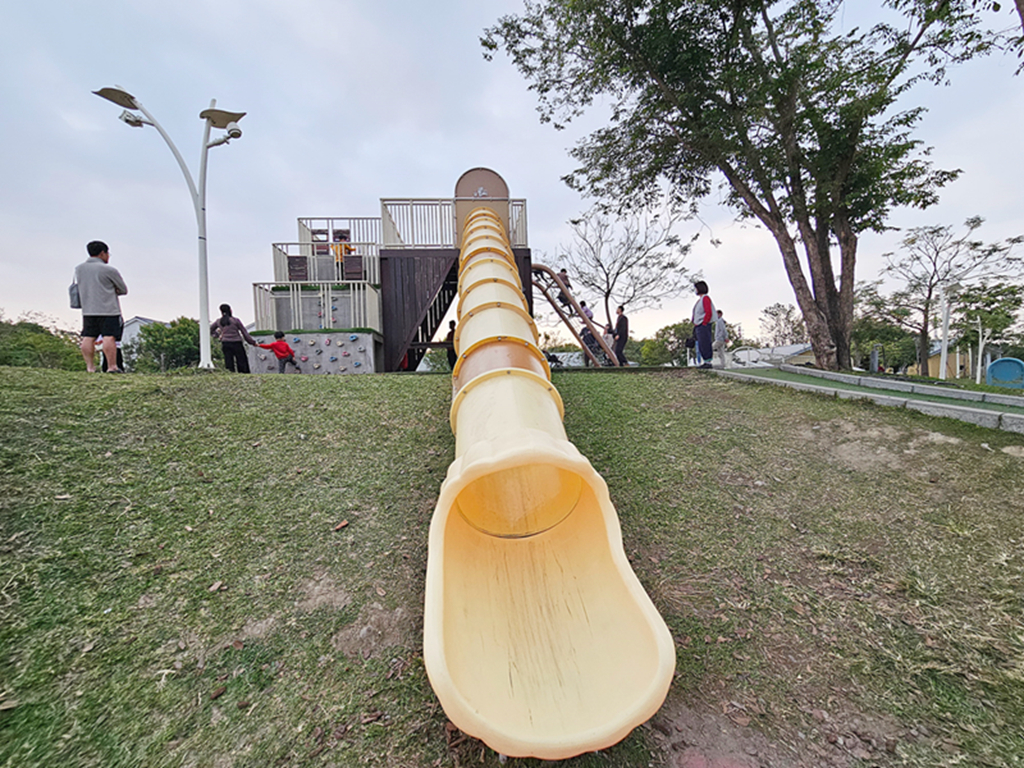 【屏東特色公園】屏中區旗艦版遊戲場~潮好玩幸福村｜雙塔攀爬網＋超大沙坑＋大草皮｜ 躲貓貓瞭望台溜滑梯｜潮州親子放電景點