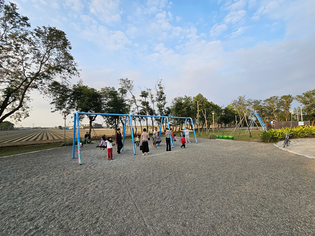 【屏東特色公園】太陽、月亮、地球主題遊具~崁頂共融遊戲場(崁頂公園)｜滑索、自行車噴泉、攀爬設施一次玩｜環保標章轉轉樂、體健設施、木製野趣組
