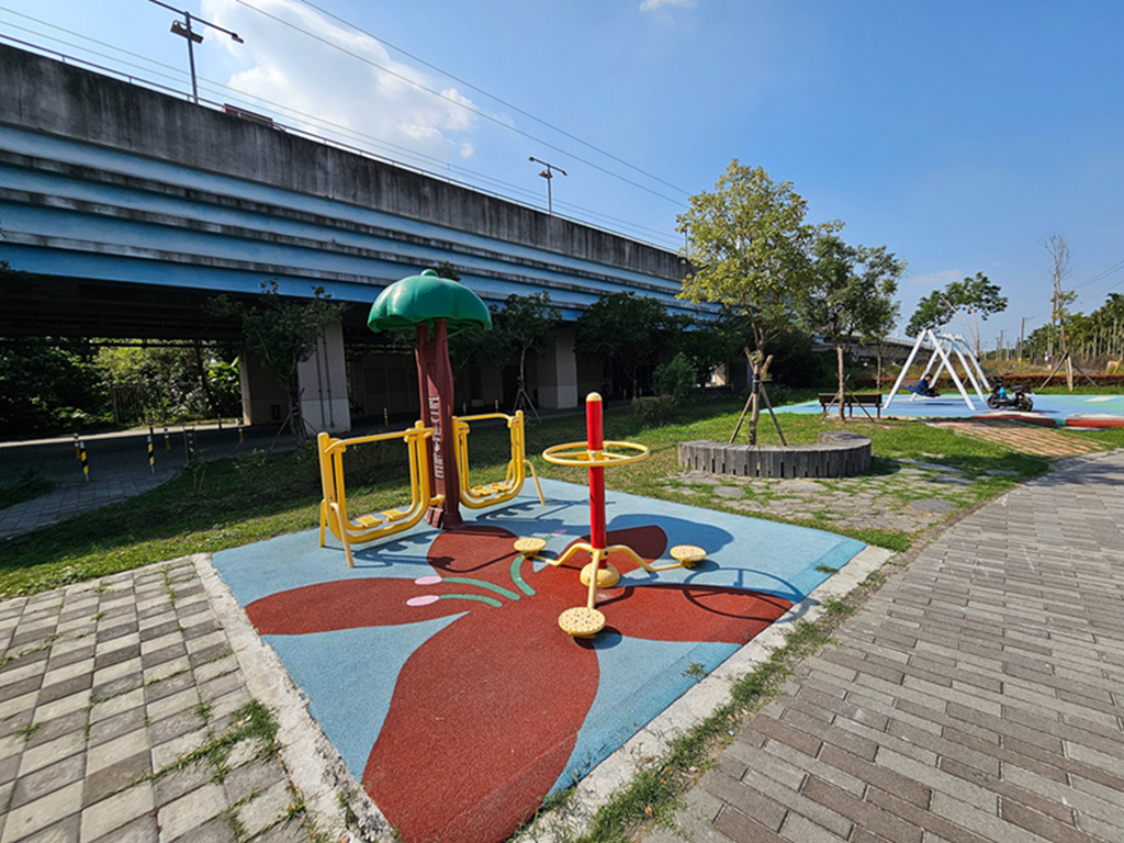 【屏東特色公園】全台首座花轎遊具~麟洛客家花轎主題遊戲場｜客家藍衫拱門｜玩沙玩水看火車｜麟洛車站