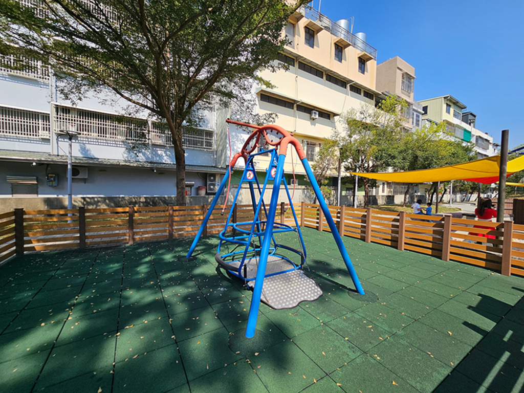 【屏東特色公園】傑克樹屋共融遊戲場～屏東和平公園｜樹屋滑梯＋沙坑＋芽苗噴泉｜無障礙滑軌｜鑽石轉盤｜輪椅盪鞦韆