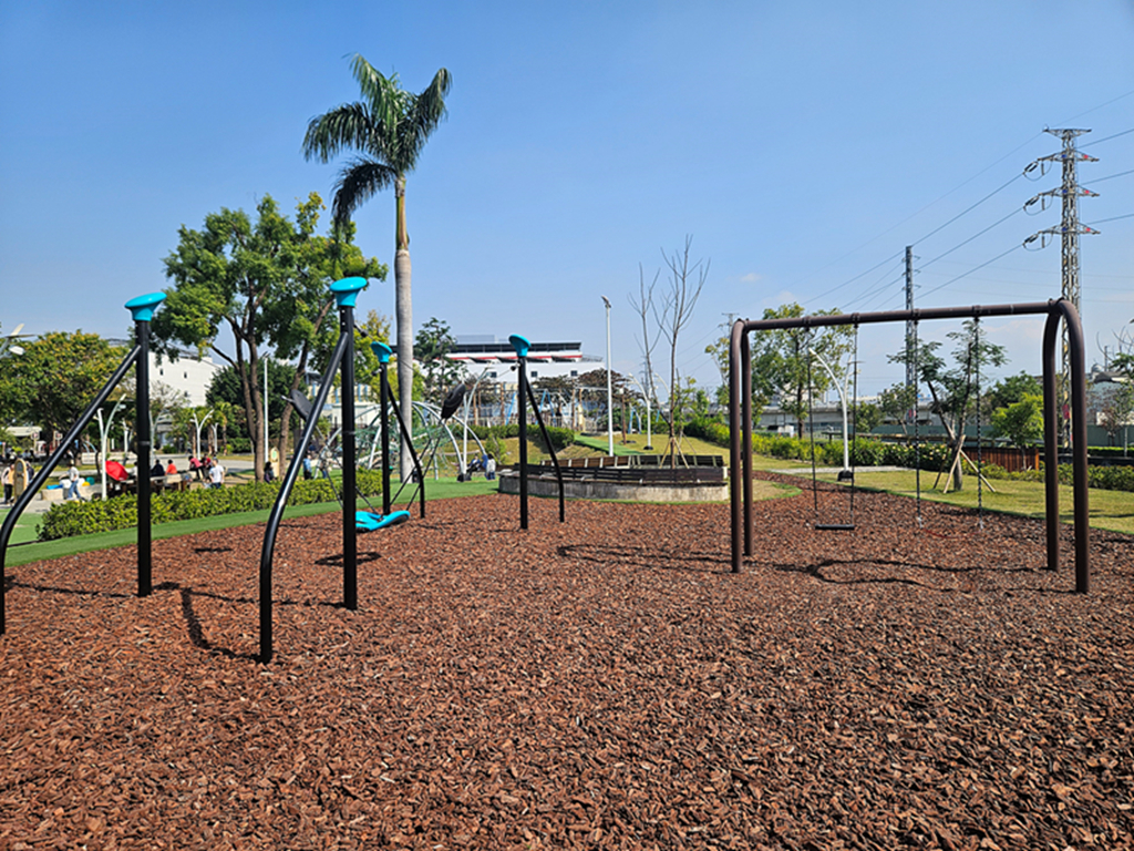 【屏東特色公園】洋蔥高塔遊戲場~屏東縣民公園｜舊紙漿廠變身水岸公園｜分齡遊戲區、溜索、攀爬設施、木構挑戰區