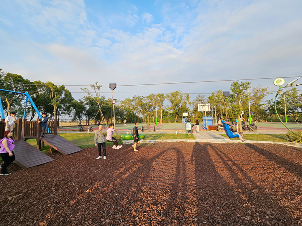 【屏東特色公園】太陽、月亮、地球主題遊具~崁頂共融遊戲場(崁頂公園)｜滑索、自行車噴泉、攀爬設施一次玩｜環保標章轉轉樂、體健設施、木製野趣組