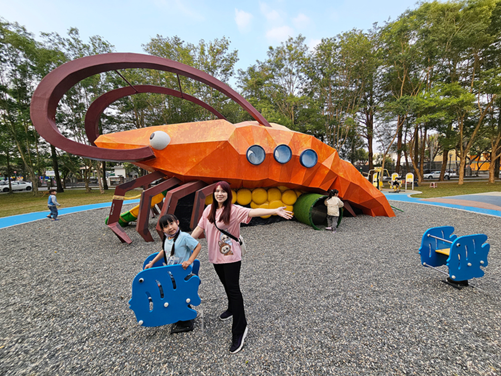 【屏東特色公園】賽神蝦共融遊戲場~潮州中山公園|巨大泰國蝦溜滑梯超吸睛|散步步道+體健設施|半圓形攀爬架+熱帶魚搖搖椅 - 第10張圖 【屏東特色公園】賽神蝦共融遊戲場~潮州中山公園|巨大泰國蝦溜滑梯超吸睛|散步步道+體健設施|半圓形攀爬架+熱帶魚搖搖椅
