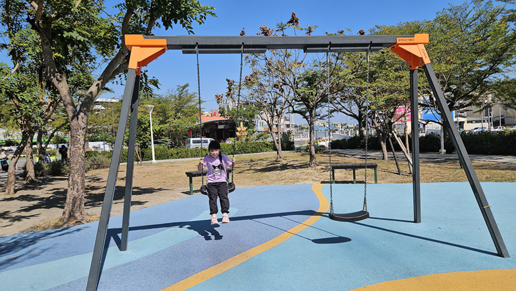 【屏東特色公園】大鮪魚航海樂園~東港兒童公園｜11米高塔溜滑梯｜聲光鞦韆＋親子戲水區｜海洋主題共融式遊戲場