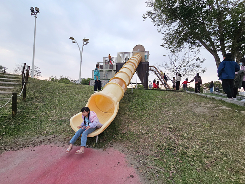 【屏東特色公園】屏中區旗艦版遊戲場~潮好玩幸福村｜雙塔攀爬網＋超大沙坑＋大草皮｜ 躲貓貓瞭望台溜滑梯｜潮州親子放電景點