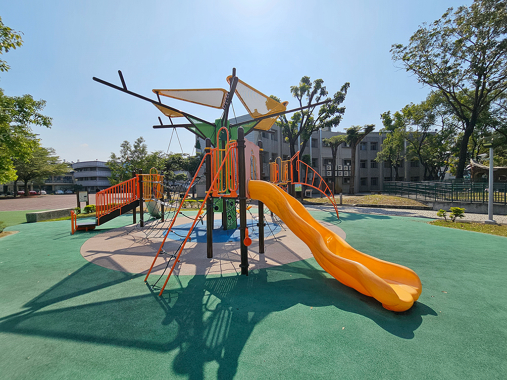 【屏東特色公園】傑克樹屋共融遊戲場～屏東和平公園｜樹屋滑梯＋沙坑＋芽苗噴泉｜無障礙滑軌｜鑽石轉盤｜輪椅盪鞦韆