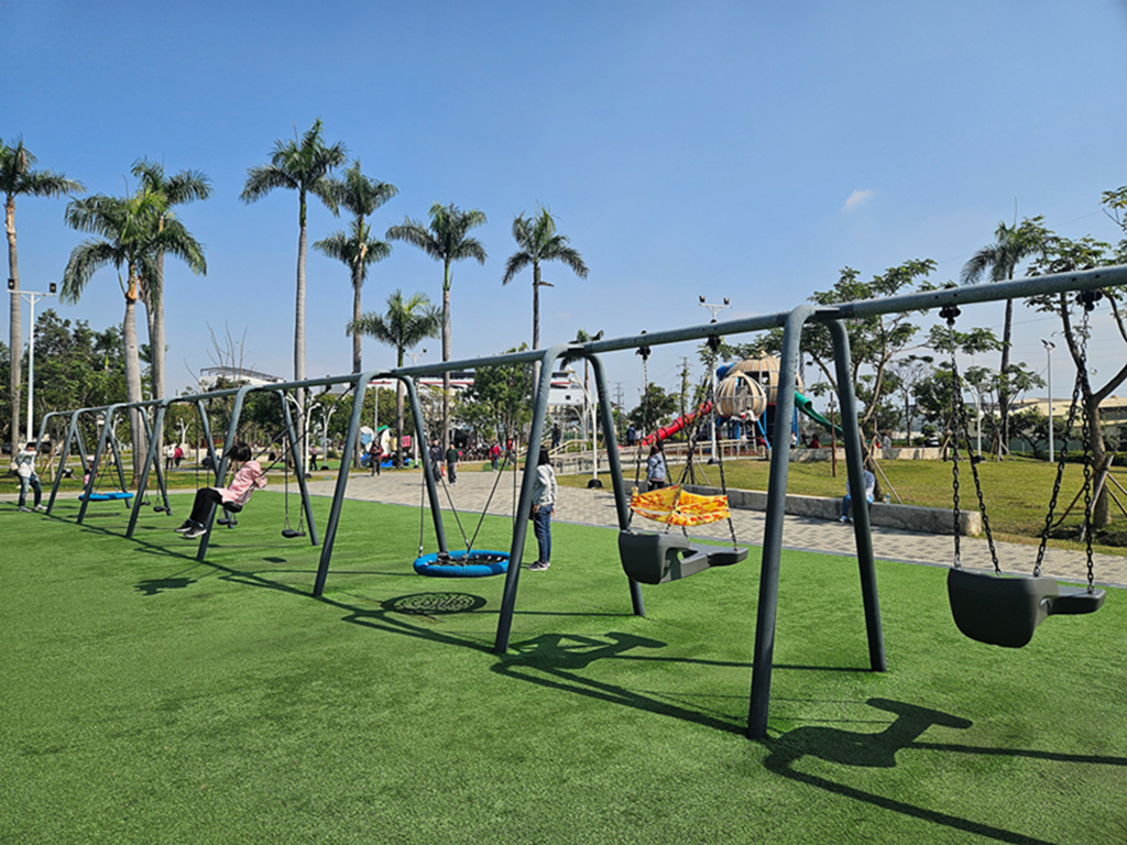 【屏東特色公園】洋蔥高塔遊戲場~屏東縣民公園｜舊紙漿廠變身水岸公園｜分齡遊戲區、溜索、攀爬設施、木構挑戰區