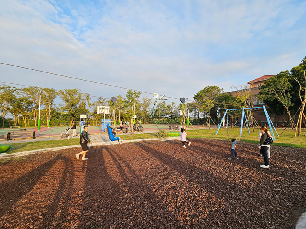 【屏東特色公園】太陽、月亮、地球主題遊具~崁頂共融遊戲場(崁頂公園)｜滑索、自行車噴泉、攀爬設施一次玩｜環保標章轉轉樂、體健設施、木製野趣組
