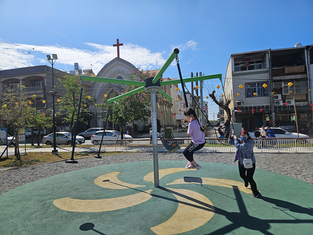 【屏東特色公園】超吸睛香瓜溜滑梯~新園共融遊戲場｜鴨蛋滑步車道｜旋轉設施＋共融鞦韆｜孩子放電的在地主題公園