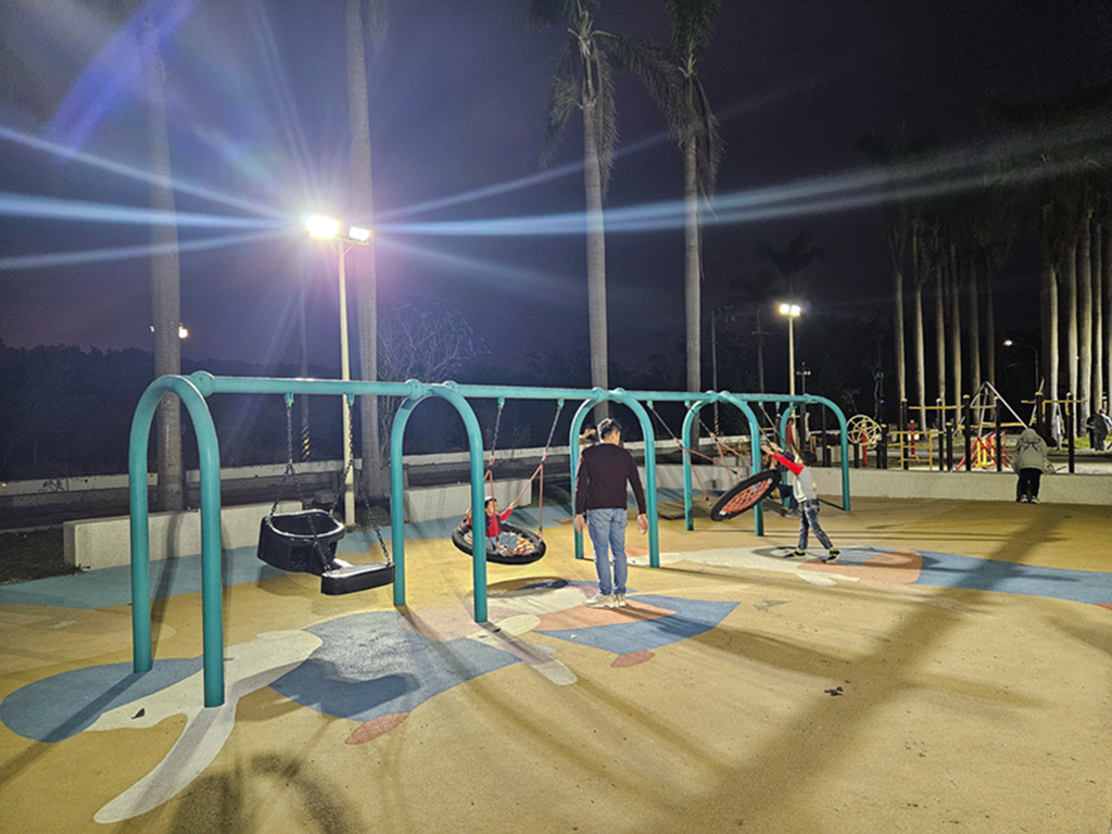 【屏東特色公園】乳牛雙塔溜滑梯~萬丹公園遊戲場｜遮陽大沙坑｜滑索＋鞦韆｜夏天限定兒童戲水區