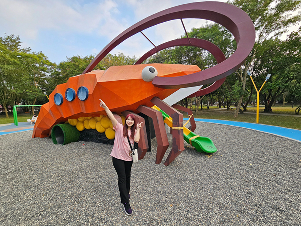 【屏東特色公園】賽神蝦共融遊戲場～潮州中山公園｜巨大泰國蝦溜滑梯超吸睛｜散步步道＋體健設施｜半圓形攀爬架+熱帶魚搖搖椅
