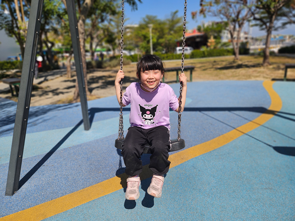 【屏東特色公園】大鮪魚航海樂園~東港兒童公園|11米高塔溜滑梯|聲光鞦韆+親子戲水區|海洋主題共融式遊戲場 - 第11張圖 【屏東特色公園】大鮪魚航海樂園~東港兒童公園|11米高塔溜滑梯|聲光鞦韆+親子戲水區|海洋主題共融式遊戲場