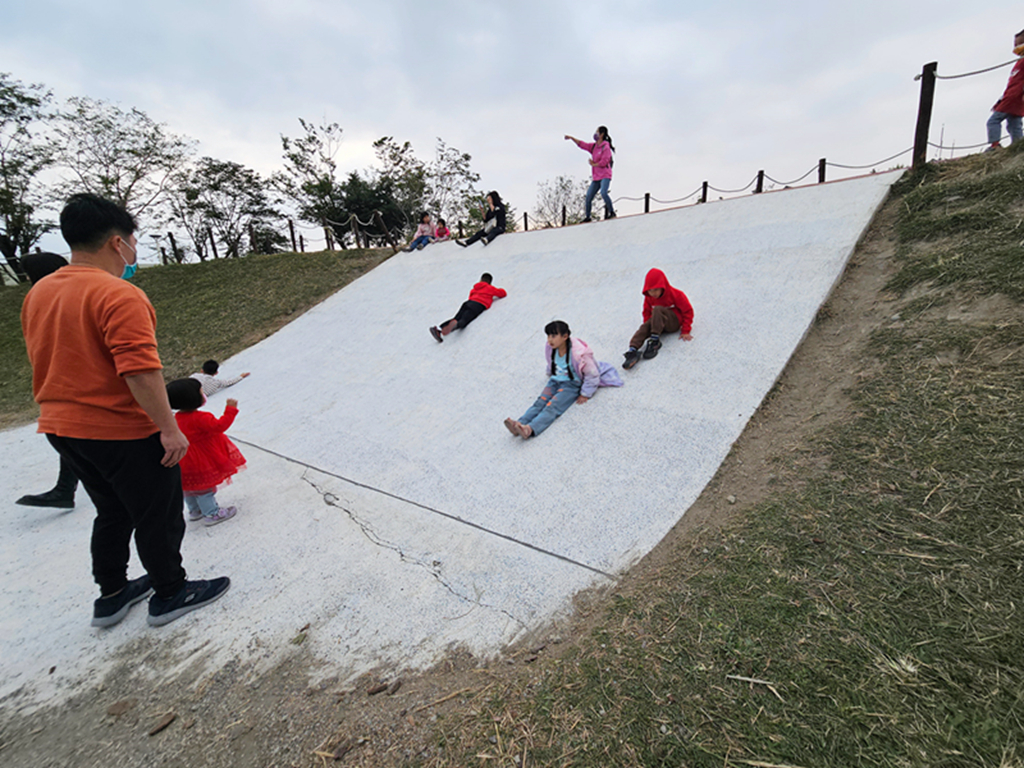【屏東特色公園】屏中區旗艦版遊戲場~潮好玩幸福村｜雙塔攀爬網＋超大沙坑＋大草皮｜ 躲貓貓瞭望台溜滑梯｜潮州親子放電景點