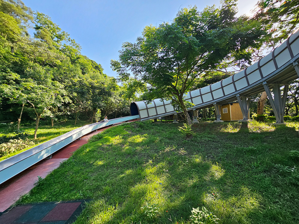 【苗栗特色公園】藏在山城裡的星空滑梯～功維敘滾輪溜滑梯｜31公尺滾輪滑道｜順遊功維敘隧道｜親子放電小景點