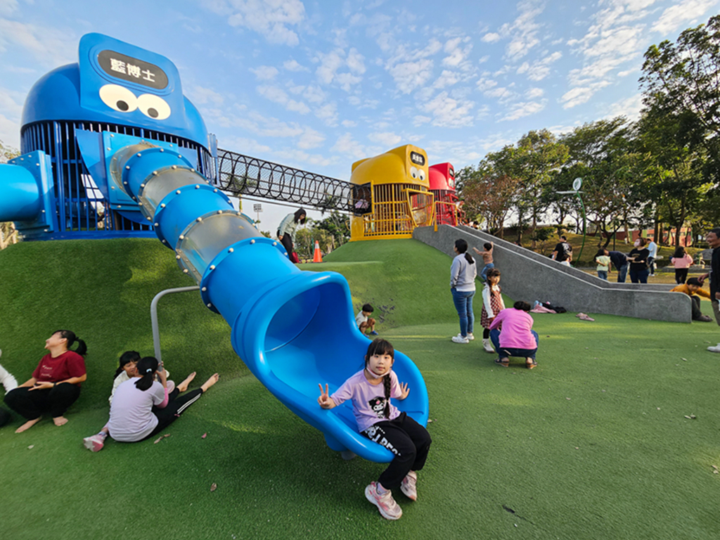 【屏東特色公園】南州運動公園~南州環保共融公園｜外星寶寶主題遊戲場｜溜索+滑梯+攀爬挑戰區｜水舞鞦韆｜大草地放電去