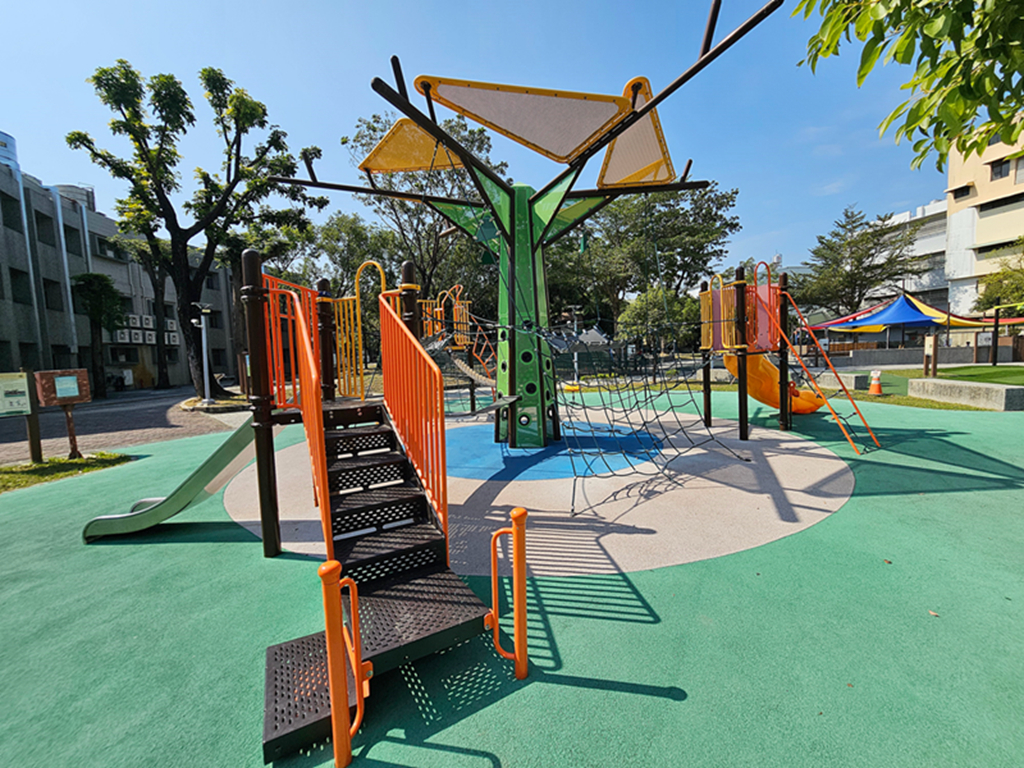 【屏東特色公園】傑克樹屋共融遊戲場～屏東和平公園｜樹屋滑梯＋沙坑＋芽苗噴泉｜無障礙滑軌｜鑽石轉盤｜輪椅盪鞦韆