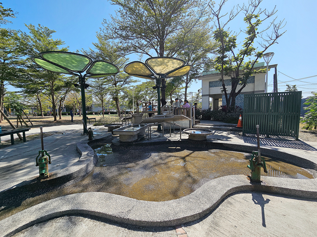 【屏東特色公園】大鮪魚航海樂園~東港兒童公園｜11米高塔溜滑梯｜聲光鞦韆＋親子戲水區｜海洋主題共融式遊戲場