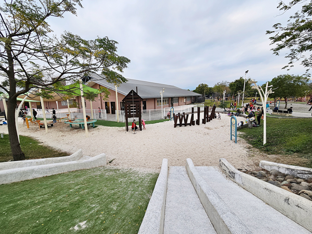 【屏東特色公園】屏中區旗艦版遊戲場~潮好玩幸福村｜雙塔攀爬網＋超大沙坑＋大草皮｜ 躲貓貓瞭望台溜滑梯｜潮州親子放電景點