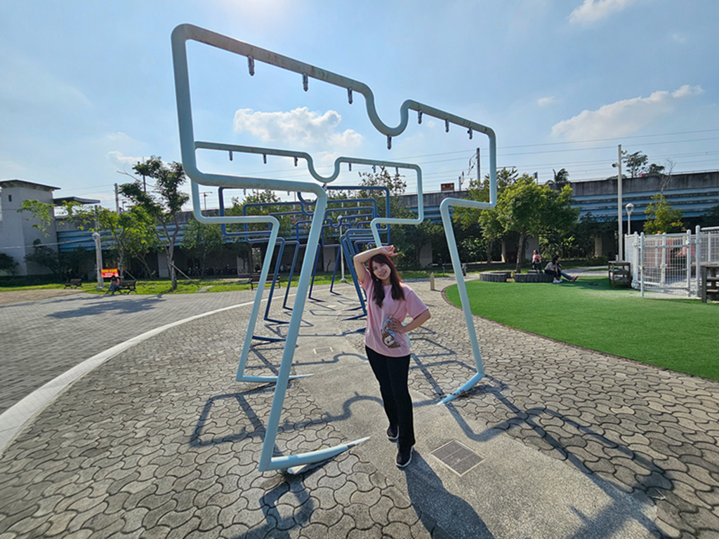 【屏東特色公園】全台首座花轎遊具~麟洛客家花轎主題遊戲場｜客家藍衫拱門｜玩沙玩水看火車｜麟洛車站