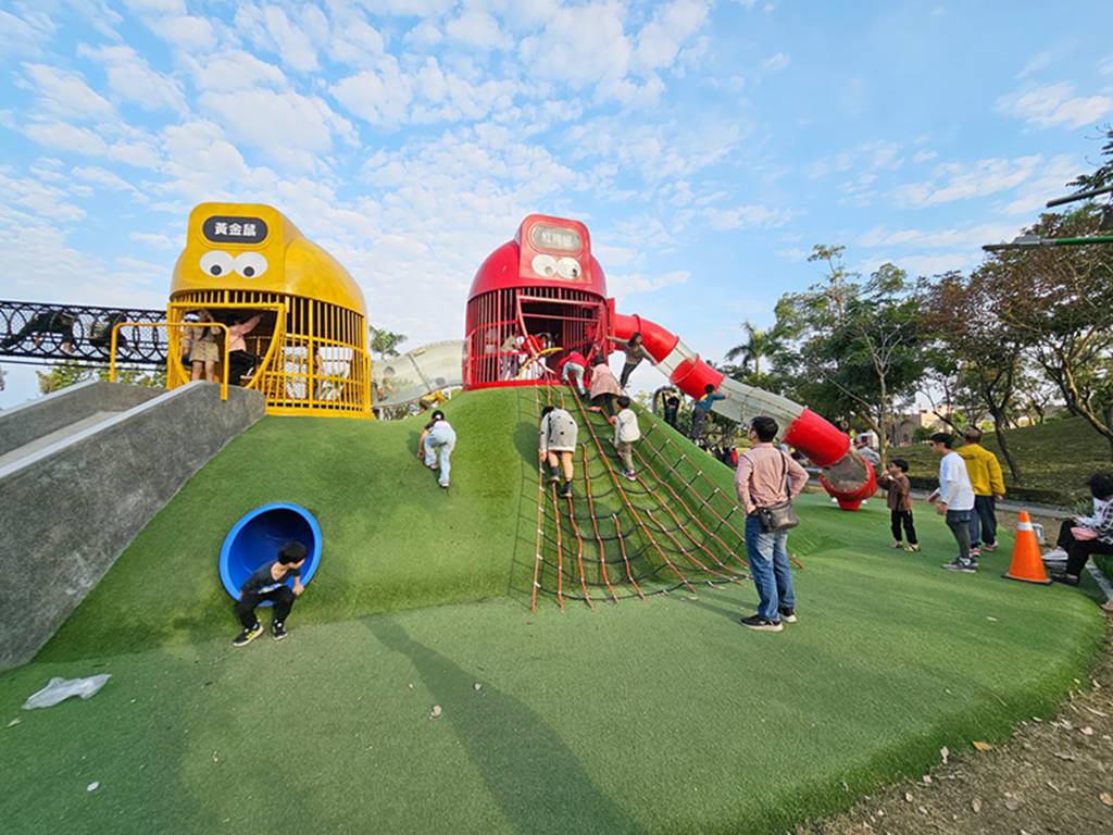 【屏東特色公園】南州運動公園~南州環保共融公園｜外星寶寶主題遊戲場｜溜索+滑梯+攀爬挑戰區｜水舞鞦韆｜大草地放電去