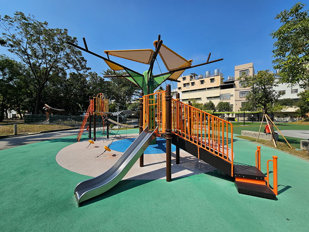 【屏東特色公園】傑克樹屋共融遊戲場～屏東和平公園｜樹屋滑梯＋沙坑＋芽苗噴泉｜無障礙滑軌｜鑽石轉盤｜輪椅盪鞦韆