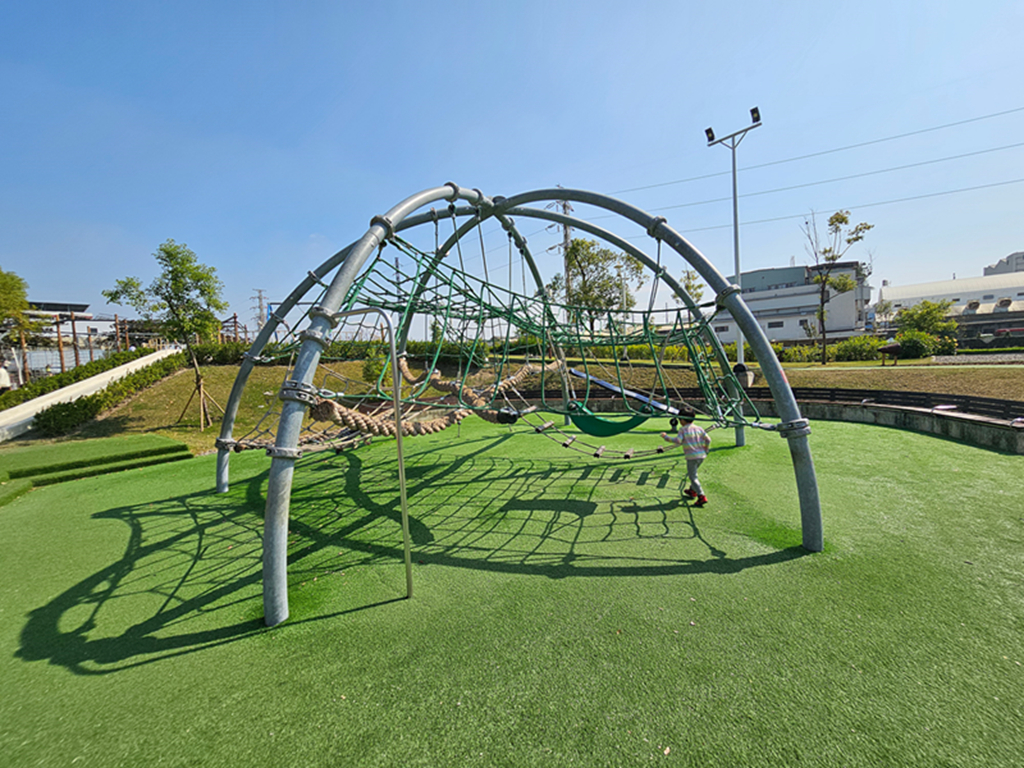 【屏東特色公園】洋蔥高塔遊戲場~屏東縣民公園｜舊紙漿廠變身水岸公園｜分齡遊戲區、溜索、攀爬設施、木構挑戰區