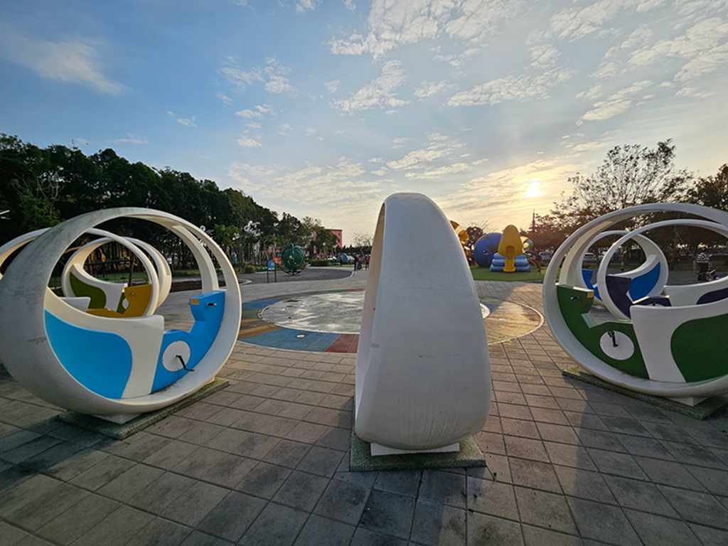 【屏東特色公園】太陽、月亮、地球主題遊具~崁頂共融遊戲場(崁頂公園)｜滑索、自行車噴泉、攀爬設施一次玩｜環保標章轉轉樂、體健設施、木製野趣組