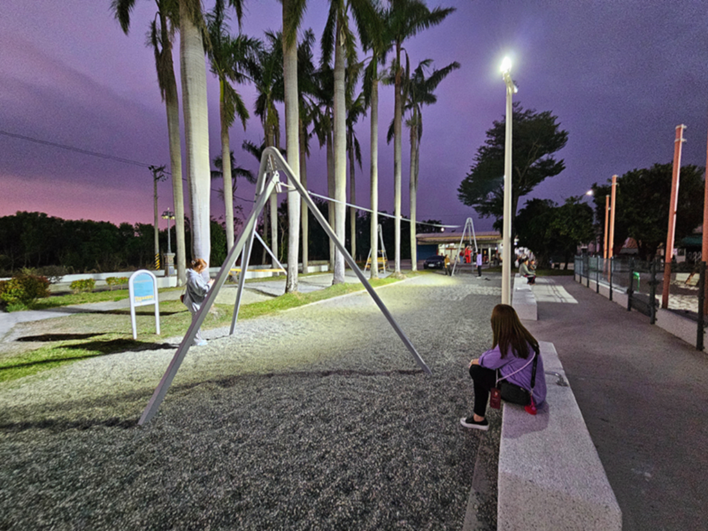 【屏東特色公園】乳牛雙塔溜滑梯~萬丹公園遊戲場|遮陽大沙坑|滑索+鞦韆|夏天限定兒童戲水區 - 第13張圖 【屏東特色公園】乳牛雙塔溜滑梯~萬丹公園遊戲場|遮陽大沙坑|滑索+鞦韆|夏天限定兒童戲水區