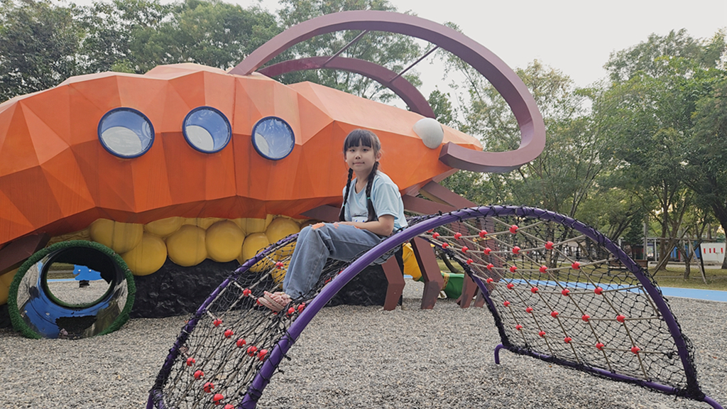 【屏東特色公園】賽神蝦共融遊戲場~潮州中山公園|巨大泰國蝦溜滑梯超吸睛|散步步道+體健設施|半圓形攀爬架+熱帶魚搖搖椅 - 第13張圖 【屏東特色公園】賽神蝦共融遊戲場~潮州中山公園|巨大泰國蝦溜滑梯超吸睛|散步步道+體健設施|半圓形攀爬架+熱帶魚搖搖椅