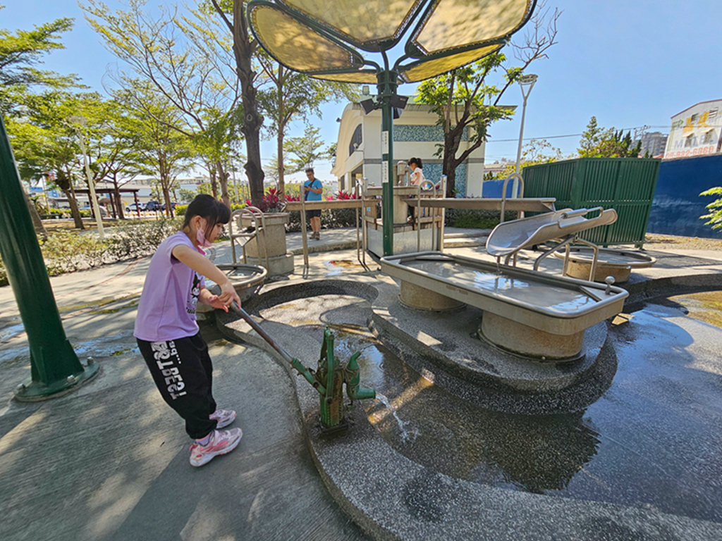 【屏東特色公園】大鮪魚航海樂園~東港兒童公園｜11米高塔溜滑梯｜聲光鞦韆＋親子戲水區｜海洋主題共融式遊戲場