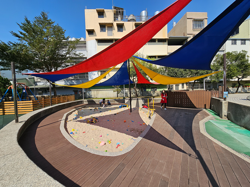 【屏東特色公園】傑克樹屋共融遊戲場～屏東和平公園｜樹屋滑梯＋沙坑＋芽苗噴泉｜無障礙滑軌｜鑽石轉盤｜輪椅盪鞦韆