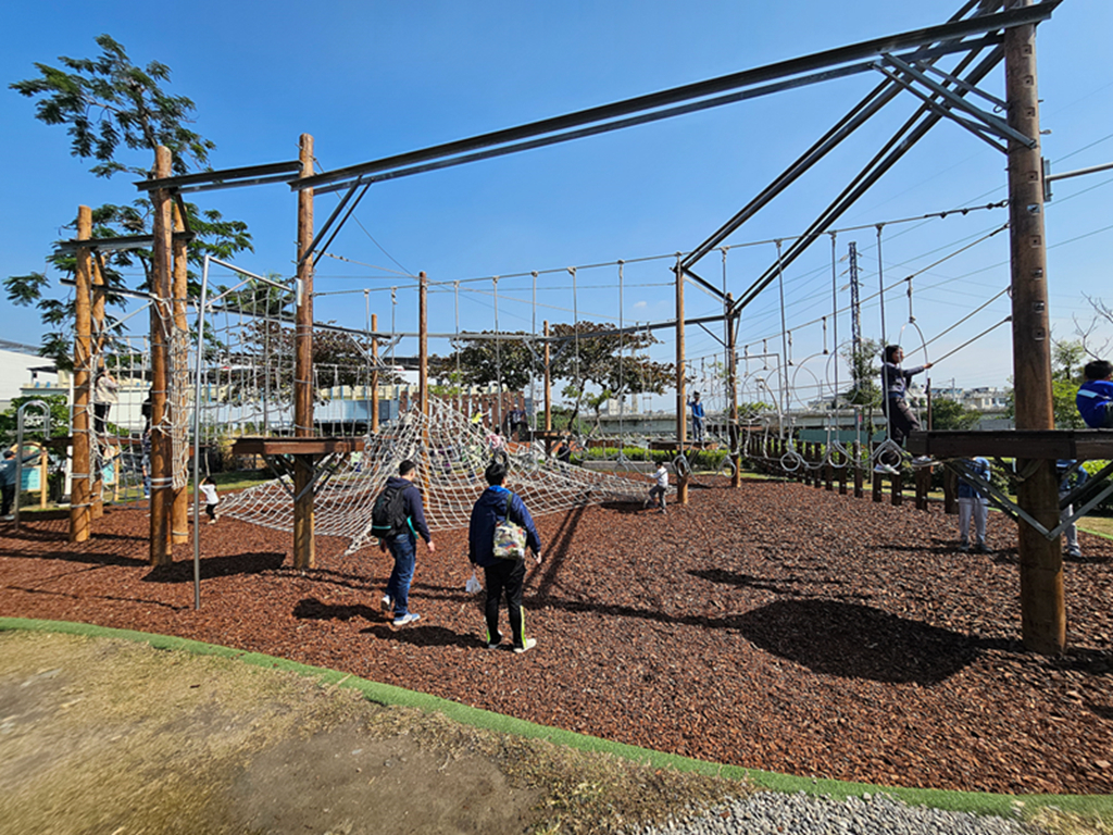 【屏東特色公園】洋蔥高塔遊戲場~屏東縣民公園｜舊紙漿廠變身水岸公園｜分齡遊戲區、溜索、攀爬設施、木構挑戰區