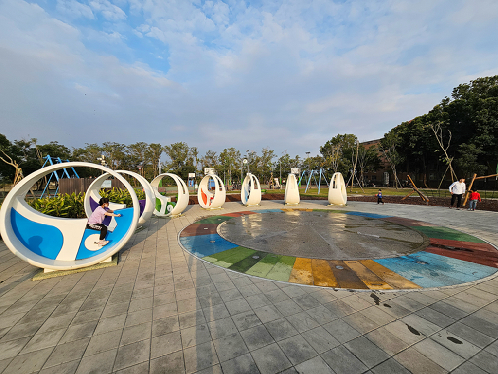 【屏東特色公園】太陽、月亮、地球主題遊具~崁頂共融遊戲場(崁頂公園)｜滑索、自行車噴泉、攀爬設施一次玩｜環保標章轉轉樂、體健設施、木製野趣組