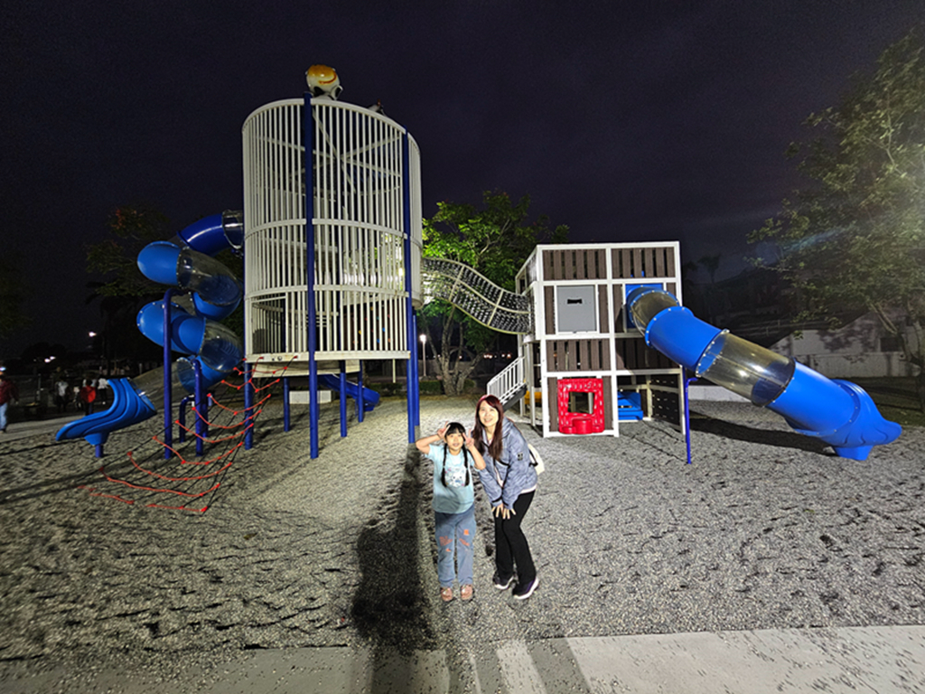 【屏東特色公園】乳牛雙塔溜滑梯~萬丹公園遊戲場｜遮陽大沙坑｜滑索＋鞦韆｜夏天限定兒童戲水區