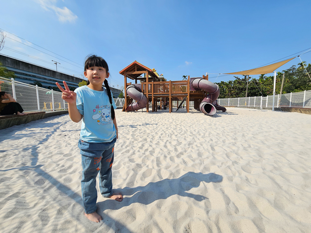 【屏東特色公園】全台首座花轎遊具~麟洛客家花轎主題遊戲場｜客家藍衫拱門｜玩沙玩水看火車｜麟洛車站