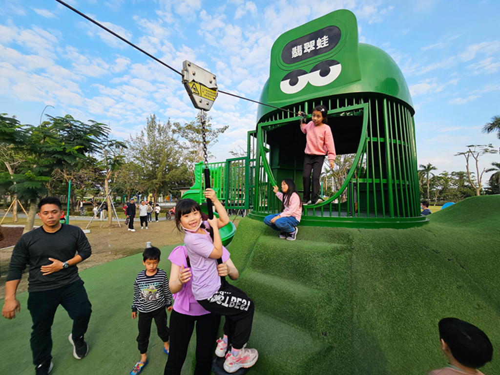 【屏東特色公園】南州運動公園~南州環保共融公園｜外星寶寶主題遊戲場｜溜索+滑梯+攀爬挑戰區｜水舞鞦韆｜大草地放電去