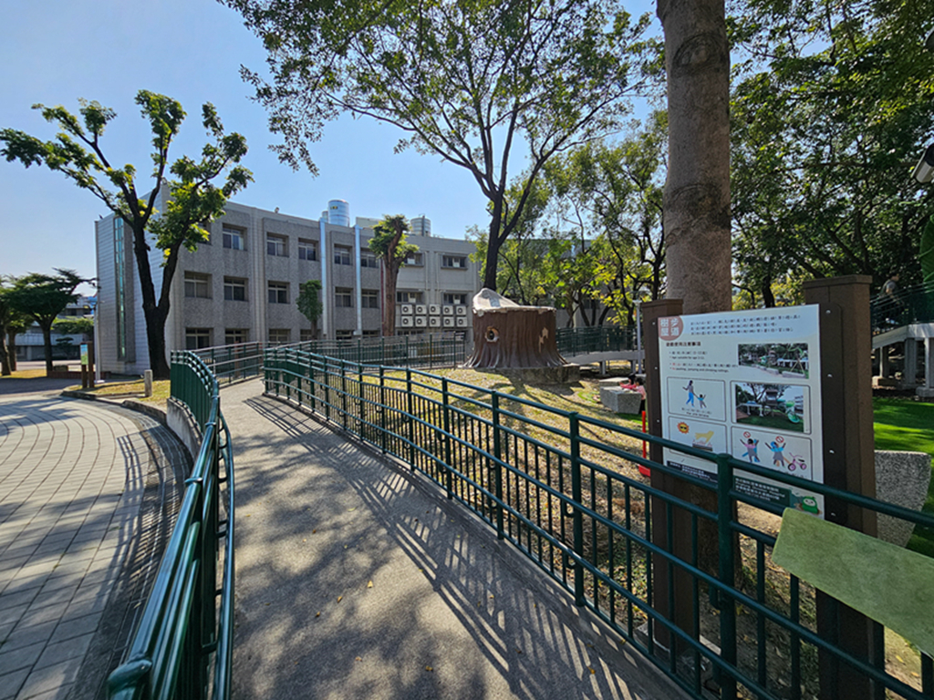 【屏東特色公園】傑克樹屋共融遊戲場～屏東和平公園｜樹屋滑梯＋沙坑＋芽苗噴泉｜無障礙滑軌｜鑽石轉盤｜輪椅盪鞦韆
