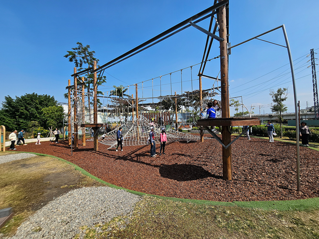 【屏東特色公園】洋蔥高塔遊戲場~屏東縣民公園｜舊紙漿廠變身水岸公園｜分齡遊戲區、溜索、攀爬設施、木構挑戰區