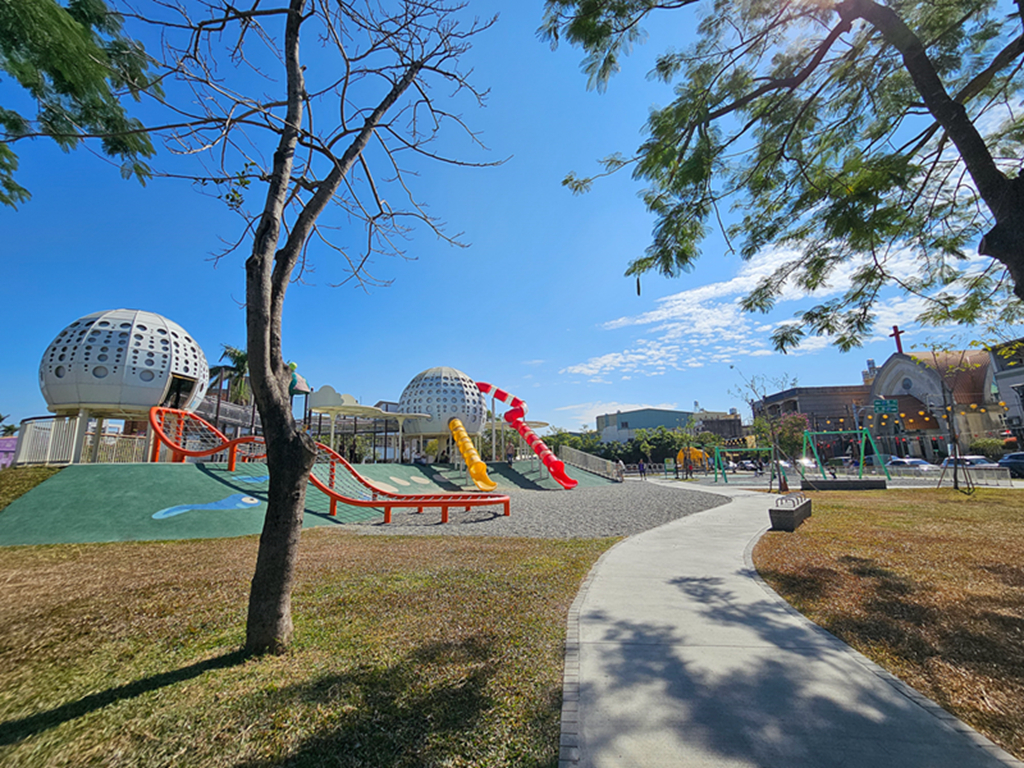 【屏東特色公園】超吸睛香瓜溜滑梯~新園共融遊戲場｜鴨蛋滑步車道｜旋轉設施＋共融鞦韆｜孩子放電的在地主題公園