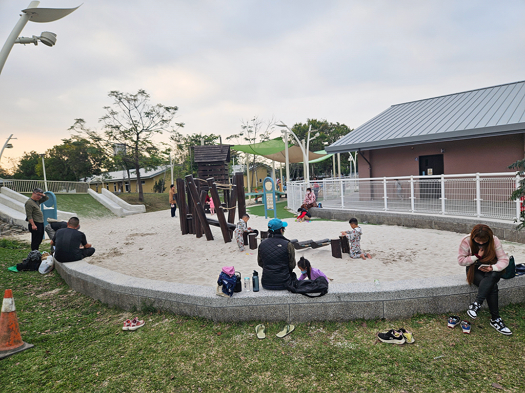 【屏東特色公園】屏中區旗艦版遊戲場~潮好玩幸福村｜雙塔攀爬網＋超大沙坑＋大草皮｜ 躲貓貓瞭望台溜滑梯｜潮州親子放電景點
